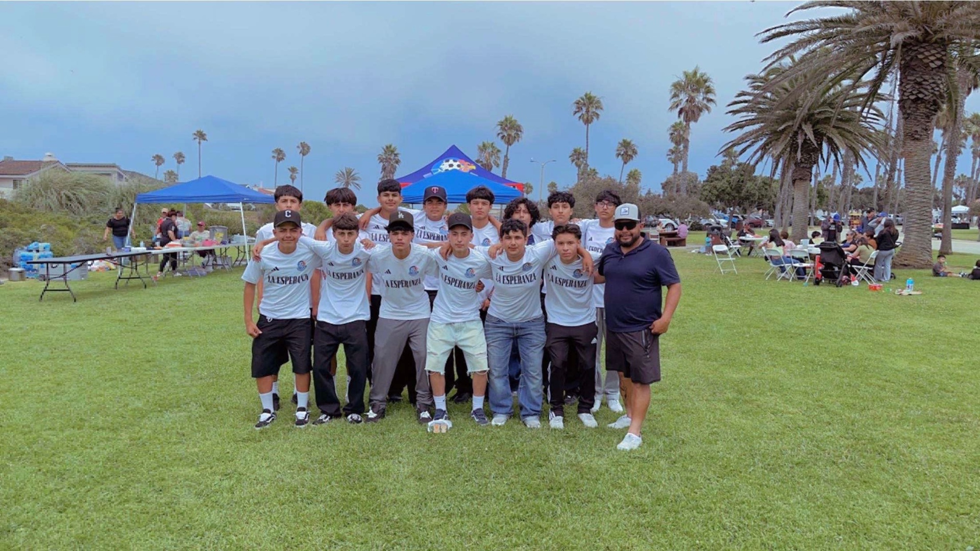 La Esperanza squad by the palm trees at a tournament