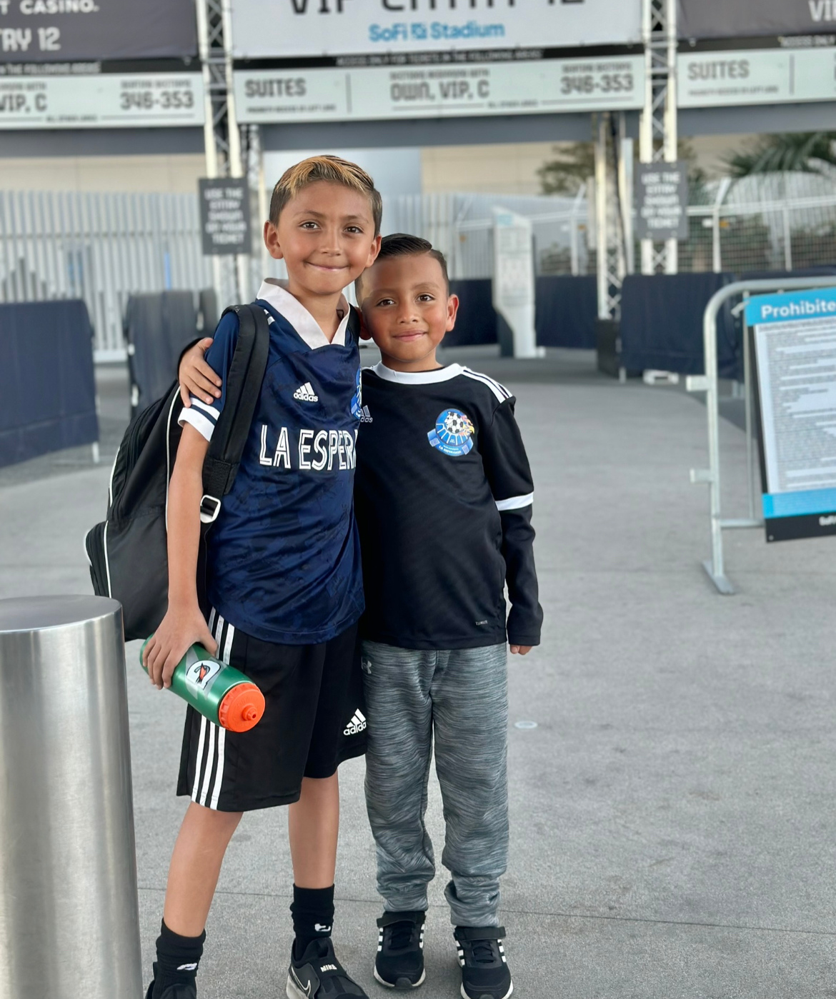 Young La Esperanza players together at SoFi Stadium
