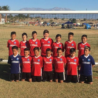 La Esperanza youth team in red and blue uniforms